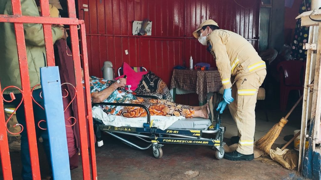 Idosa é socorrida pelo Siate após cair de triciclo no Bairro São Cristóvão Imagem referente a Idosa é socorrida pelo Siate após cair de triciclo no Bairro São Cristóvão