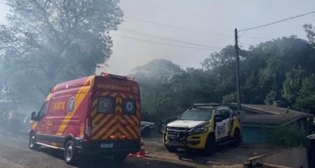 Incêndio atinge quatro casas no Jardim Jupira e mobiliza Polícia Militar e Bombeiros em Foz do Iguaçu Imagem referente a Incêndio atinge quatro casas no Jardim Jupira e mobiliza Polícia Militar e Bombeiros em Foz do Iguaçu