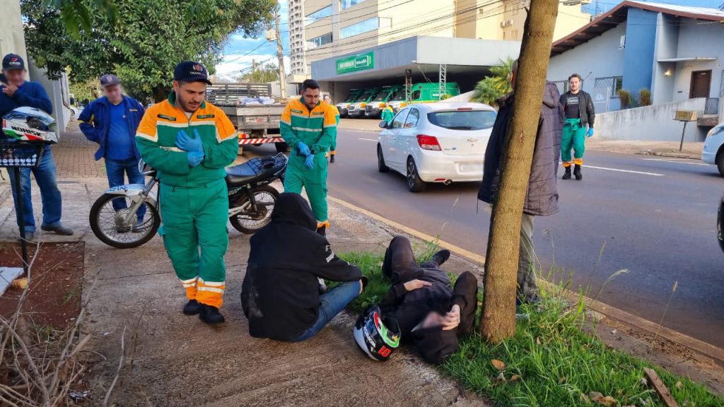 Acidente entre moto, caminhão e Etios deixa dois homens feridos em Cascavel Imagem referente a Acidente entre moto, caminhão e Etios deixa dois homens feridos em Cascavel
