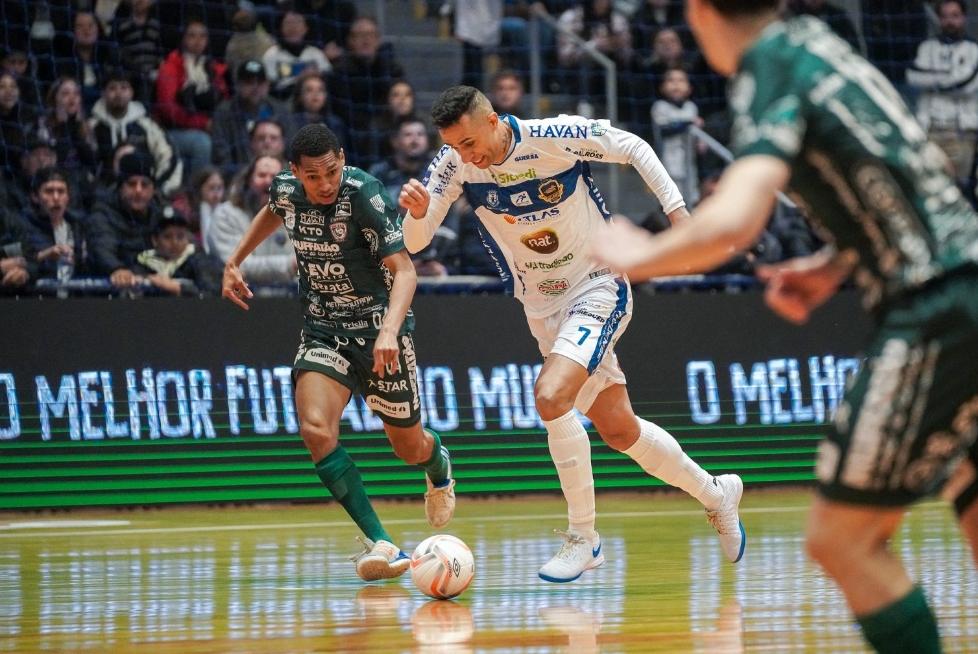 Cascavel Futsal encara o Pato Branco em confronto direto pelo G-8 da LNF Imagem referente a Cascavel Futsal encara o Pato Branco em confronto direto pelo G-8 da LNF