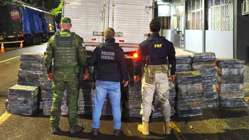 Caminhão carregado com mais de 1,7 tonelada de maconha é interceptado em Cascavel Imagem referente a Caminhão carregado com mais de 1,7 tonelada de maconha é interceptado em Cascavel