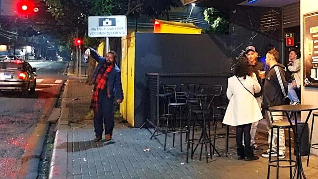 Mesmo com frio e neblina, movimento toma conta da noite e segue madrugada adentro em Cascavel Imagem referente a Mesmo com frio e neblina, movimento toma conta da noite e segue madrugada adentro em Cascavel