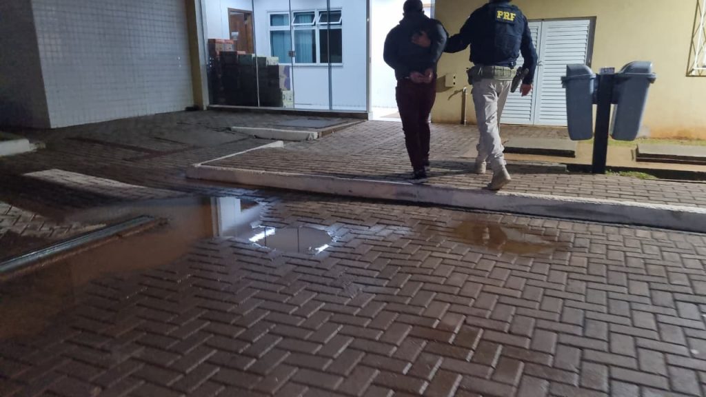 Jovem de 18 anos é preso com caminhonete furtada que seguia para Foz do Iguaçu Imagem referente a Jovem de 18 anos é preso com caminhonete furtada que seguia para Foz do Iguaçu