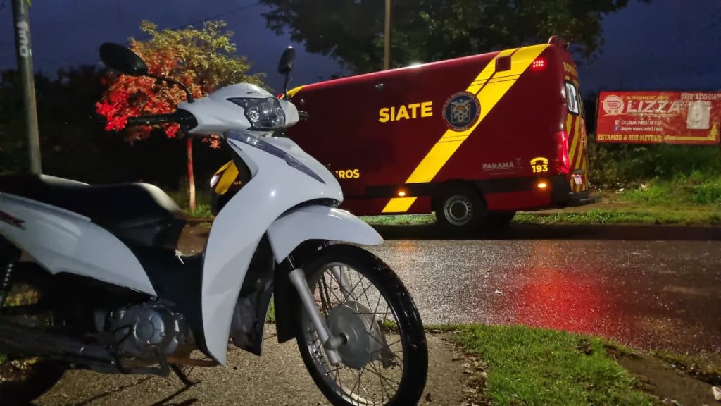Mulher fica ferida após queda de moto no bairro Morumbi, em Cascavel Imagem referente a Mulher fica ferida após queda de moto no bairro Morumbi, em Cascavel