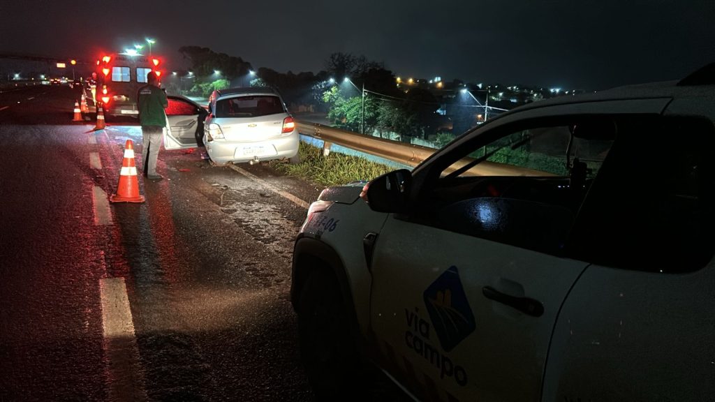 Colisão entre carros deixa mulher ferida na PRc-467, em Cascavel Imagem referente a Colisão entre carros deixa mulher ferida na PRc-467, em Cascavel