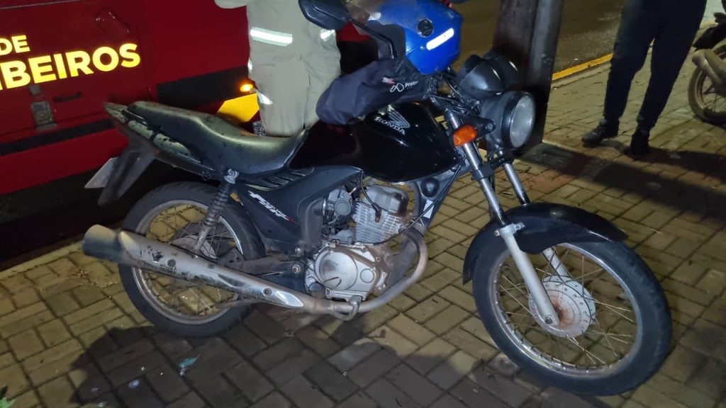 Motociclista é atendido pelo Siate após colisão com carro em Cascavel Imagem referente a Motociclista é atendido pelo Siate após colisão com carro em Cascavel