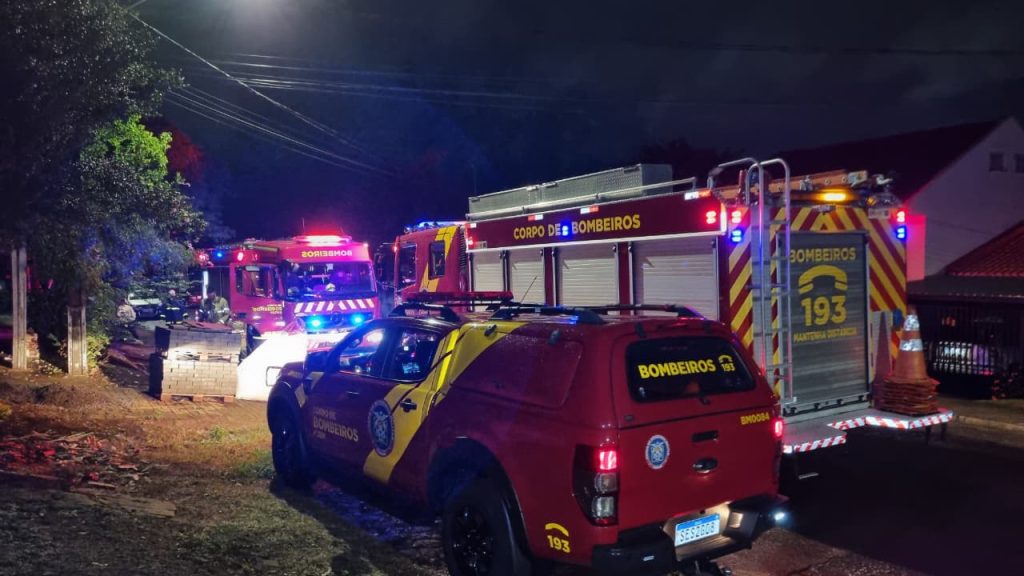 Bombeiros são chamados para conter incêndio em residência no Bairro Neva em Cascavel Imagem referente a Bombeiros são chamados para conter incêndio em residência no Bairro Neva em Cascavel