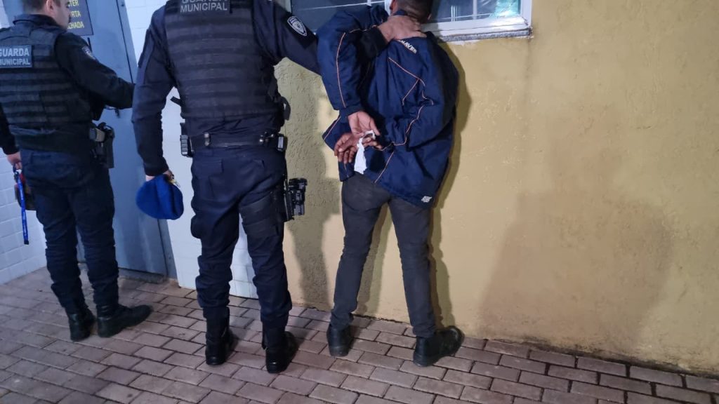 Homem é detido após desacatar agentes da Guarda Municipal no Terminal Oeste de Cascavel Imagem referente a Homem é detido após desacatar agentes da Guarda Municipal no Terminal Oeste de Cascavel