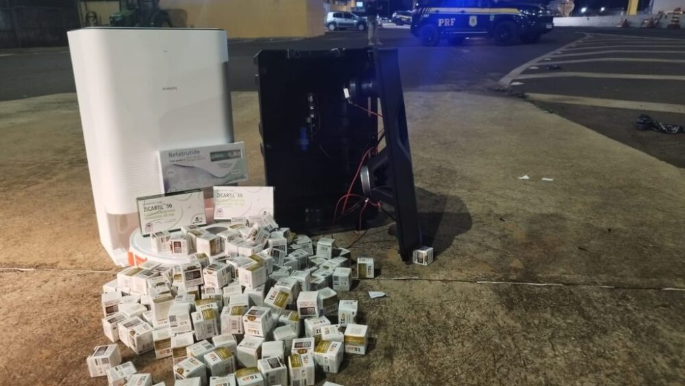 PRF apreende 600 ampolas de remédio para emagrecer e carro lotado de cigarros na BR-277 Imagem referente a PRF apreende 600 ampolas de remédio para emagrecer e carro lotado de cigarros na BR-277