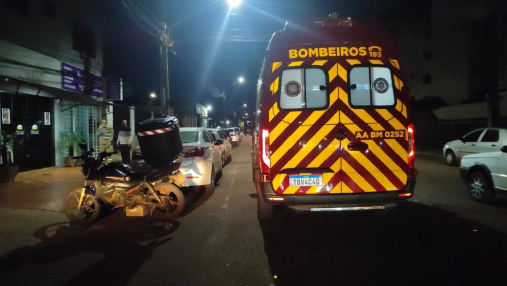 Motociclista fica ferido após colisão com Renault Duster no Bairro Neva, em Cascavel Imagem referente a Motociclista fica ferido após colisão com Renault Duster no Bairro Neva, em Cascavel