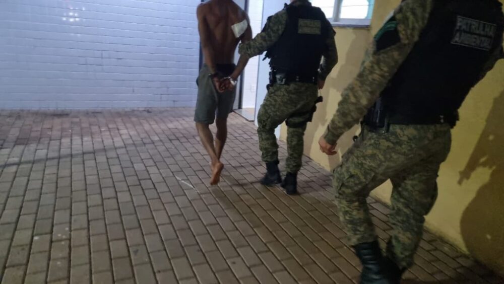Suspeito de latrocínio de idoso em Chapecó é encaminhado para delegacia Imagem referente a Suspeito de latrocínio de idoso em Chapecó é encaminhado para delegacia