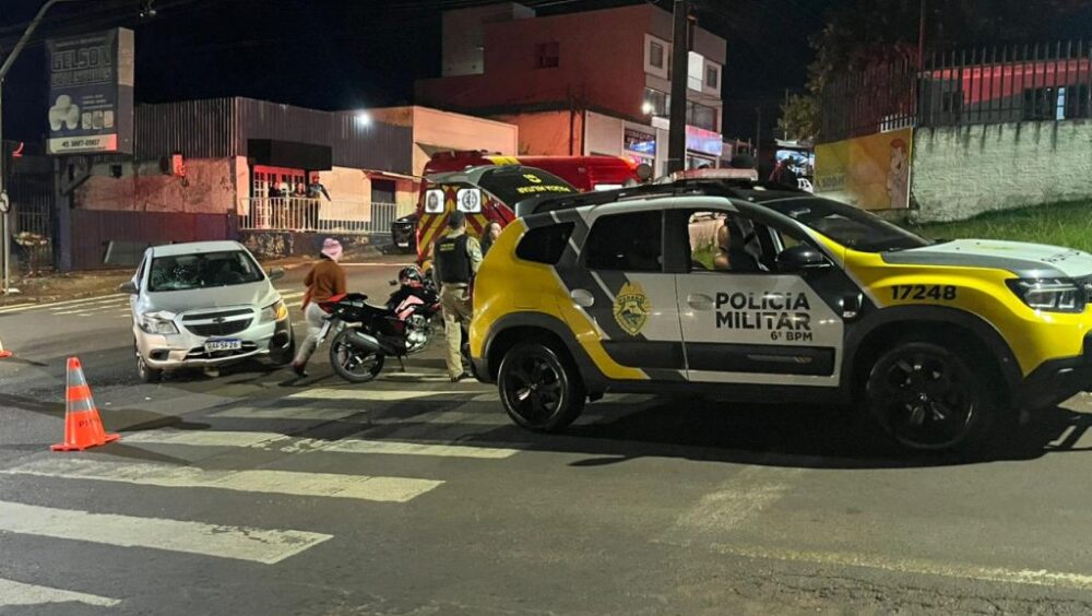 Motociclista fica ferido em colisão entre carro e moto no cruzamento das ruas Europa e Copacabana Imagem referente a Motociclista fica ferido em colisão entre carro e moto no cruzamento das ruas Europa e Copacabana