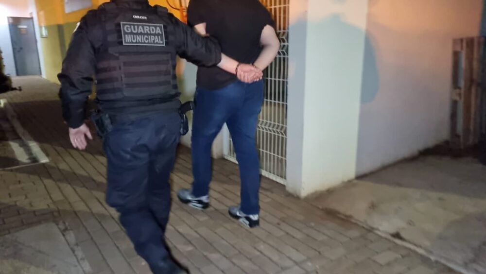 Homem é preso após fugir de blitz e responder por diversos crimes de trânsito Imagem referente a Homem é preso após fugir de blitz e responder por diversos crimes de trânsito