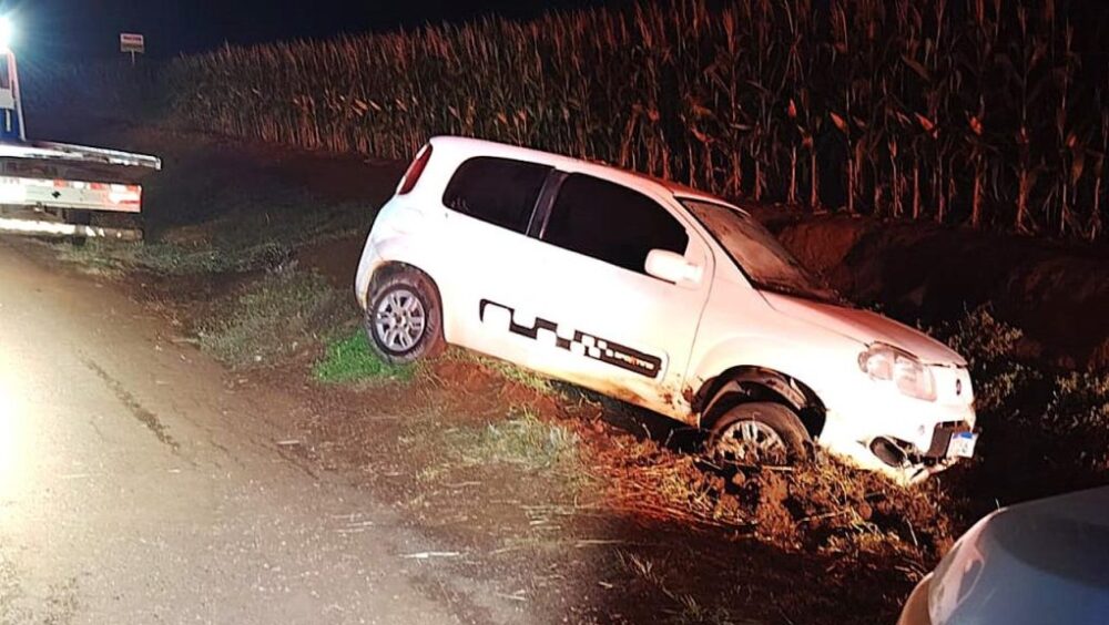 Fiat Uno sai da pista e deixa jovem ferido na rodovia PR-182 entre Maripá e Toledo Imagem referente a Fiat Uno sai da pista e deixa jovem ferido na rodovia PR-182 entre Maripá e Toledo