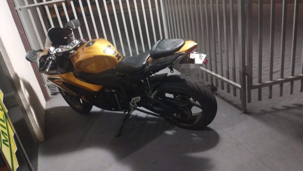Antirradar, rabeta móvel e escapamento irregular: moto vai parar no pátio Imagem referente a Antirradar, rabeta móvel e escapamento irregular: moto vai parar no pátio