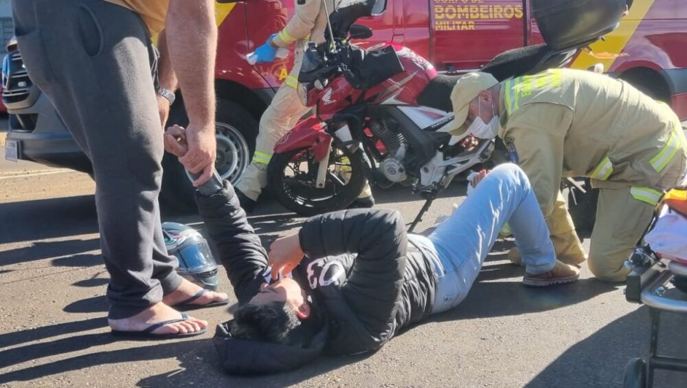 AGORA: Homem termina ferido em queda de moto na Avenida Carlos Gomes Imagem referente a AGORA: Homem termina ferido em queda de moto na Avenida Carlos Gomes