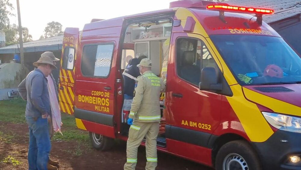 Homem cai de telhado de três metros em casa de fazenda e sofre fratura nas costas Imagem referente a Homem cai de telhado de três metros em casa de fazenda e sofre fratura nas costas