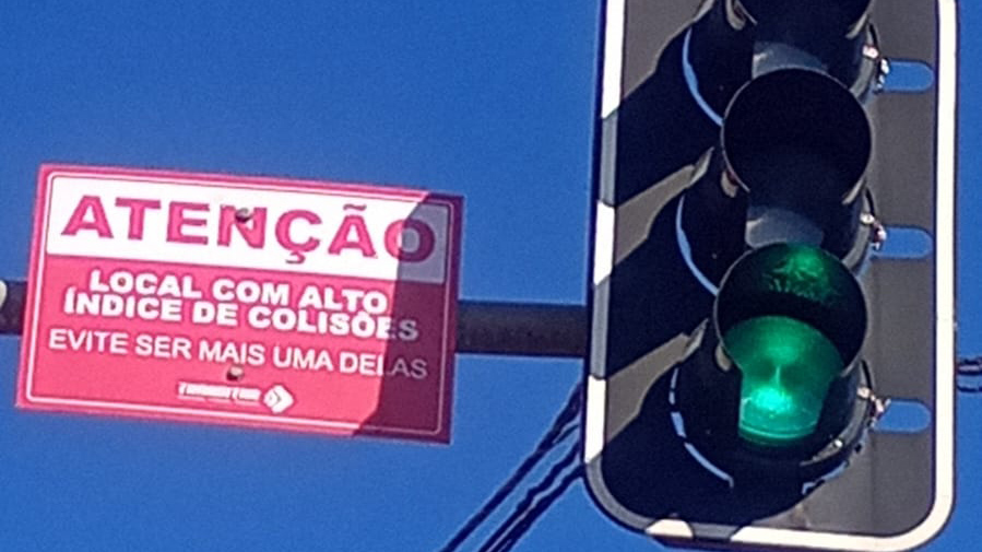 Transitar instala placas educativas em 10 cruzamentos com maior número de sinistros em Cascavel Imagem referente a Transitar instala placas educativas em 10 cruzamentos com maior número de sinistros em Cascavel