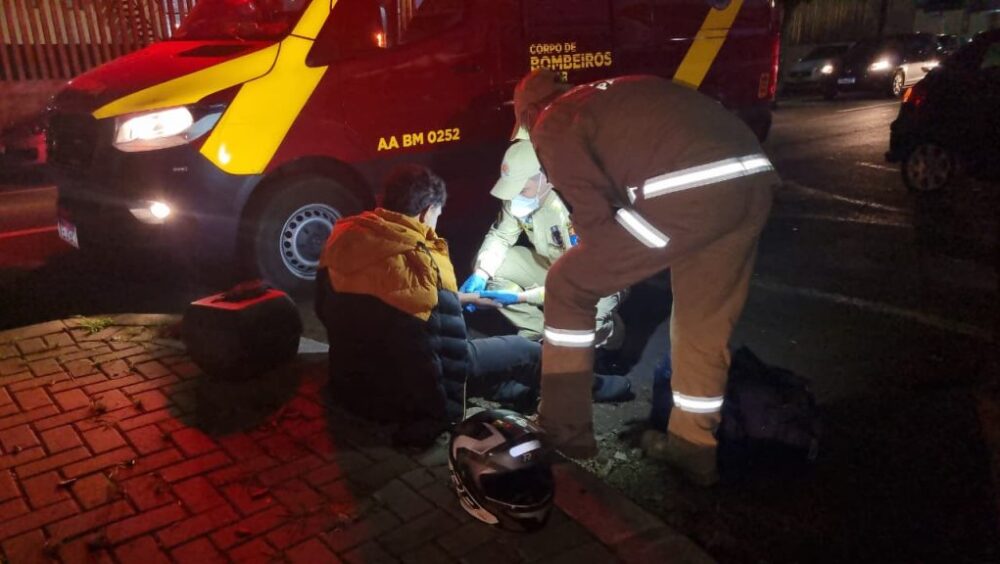 Motociclista de 19 anos fica ferido após colisão com carro na Av. Rocha Pombo em Cascavel Imagem referente a Motociclista de 19 anos fica ferido após colisão com carro na Av. Rocha Pombo em Cascavel