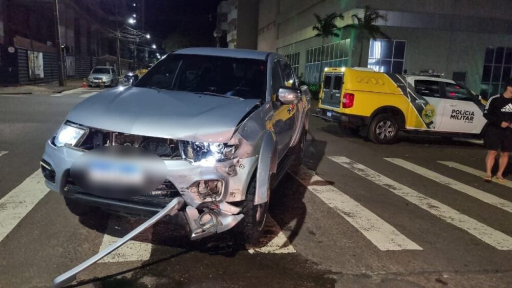 L-200 e Fiat Strada se envolvem em colisão na Rua Presidente Kennedy em Cascavel Imagem referente a L-200 e Fiat Strada se envolvem em colisão na Rua Presidente Kennedy em Cascavel
