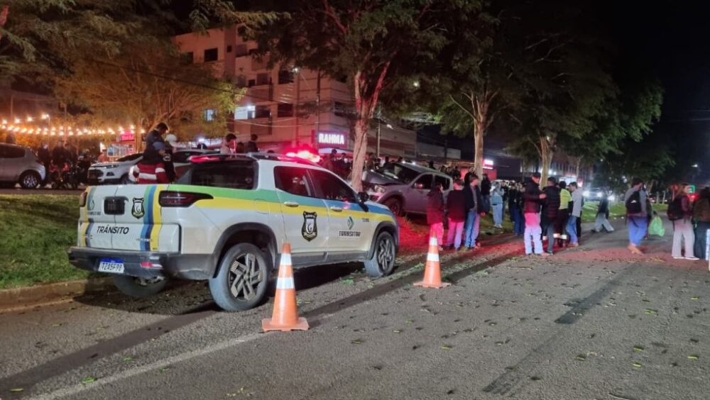 Caminhonete bate contra árvore no canteiro central da Av. da Fag Imagem referente a Caminhonete bate contra árvore no canteiro central da Av. da Fag
