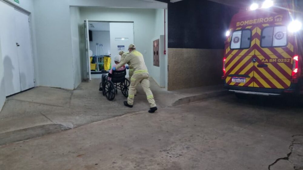 Homem fica ferido após queda em imóvel no Bairro Guarujá, em Cascavel Imagem referente a Homem fica ferido após queda em imóvel no Bairro Guarujá, em Cascavel