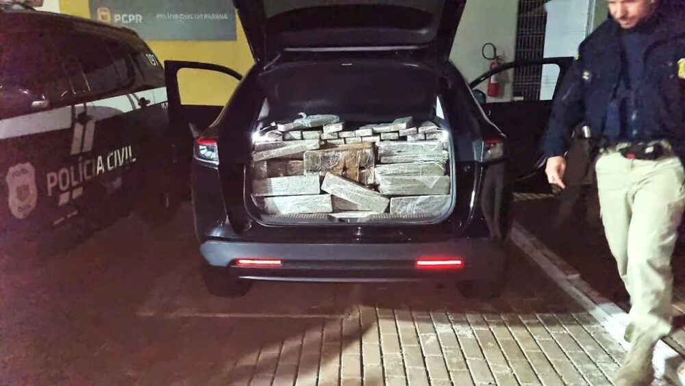 Maconha escondida no assoalho de HRV é descoberta pela PRF em Cascavel Imagem referente a Maconha escondida no assoalho de HRV é descoberta pela PRF em Cascavel