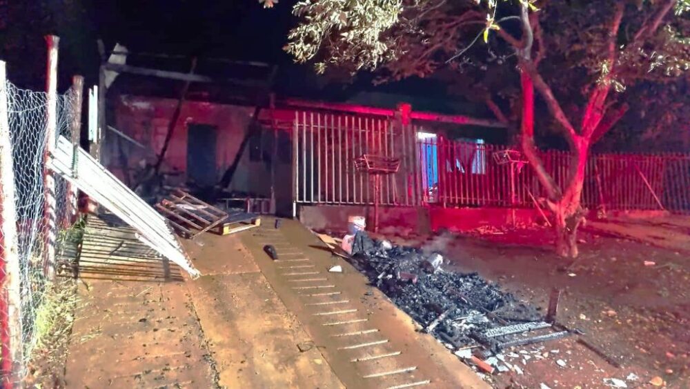Fogo começa em monte de lixo e atinge residência no Bairro Santa Cruz Imagem referente a Fogo começa em monte de lixo e atinge residência no Bairro Santa Cruz