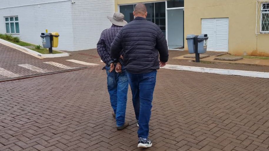 Polícia Civil cumpre mandado de prisão durante abordagem no Bairro Alto Alegre em Cascavel Imagem referente a Polícia Civil cumpre mandado de prisão durante abordagem no Bairro Alto Alegre em Cascavel