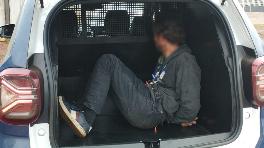 Homem armado com faca é detido pela GM após avançar contra equipe no Eco Parque Santa Cruz Imagem referente a Homem armado com faca é detido pela GM após avançar contra equipe no Eco Parque Santa Cruz