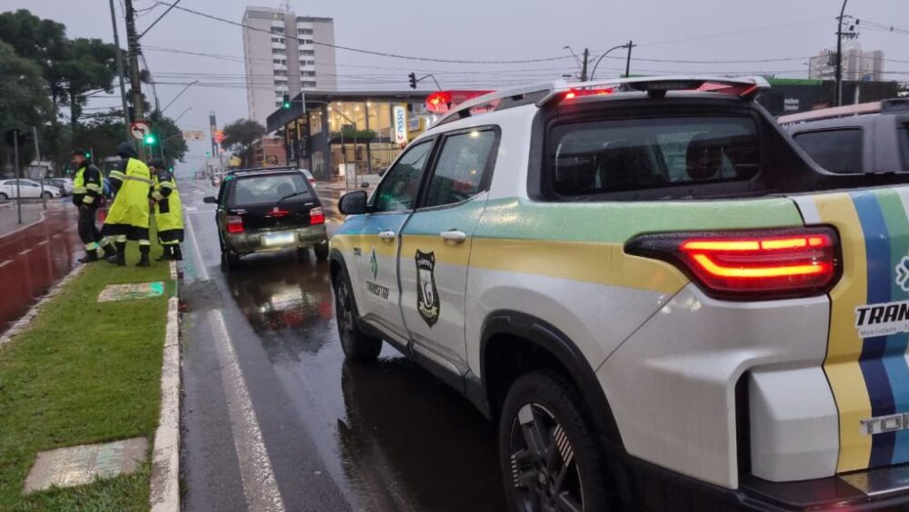 Uno é apreendido após perseguição por direção perigosa na Avenida Brasil, em Cascavel Imagem referente a Uno é apreendido após perseguição por direção perigosa na Avenida Brasil, em Cascavel