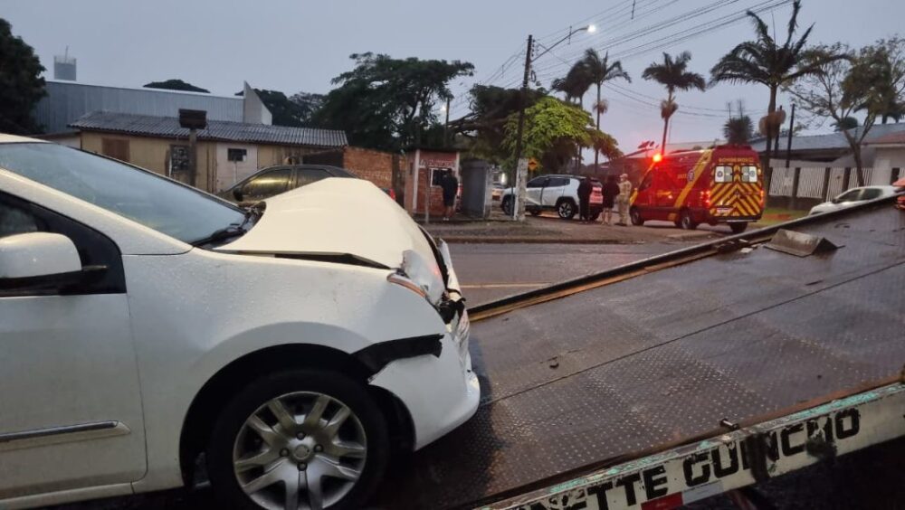 Batida entre Compass e Sentra deixa homem ferido e os dois carros danificados Imagem referente a Batida entre Compass e Sentra deixa homem ferido e os dois carros danificados