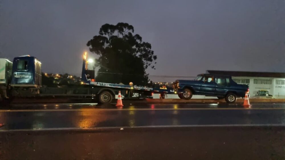 Caminhonete colide contra proteção de galeria pluvial na BR-277 Imagem referente a Caminhonete colide contra proteção de galeria pluvial na BR-277