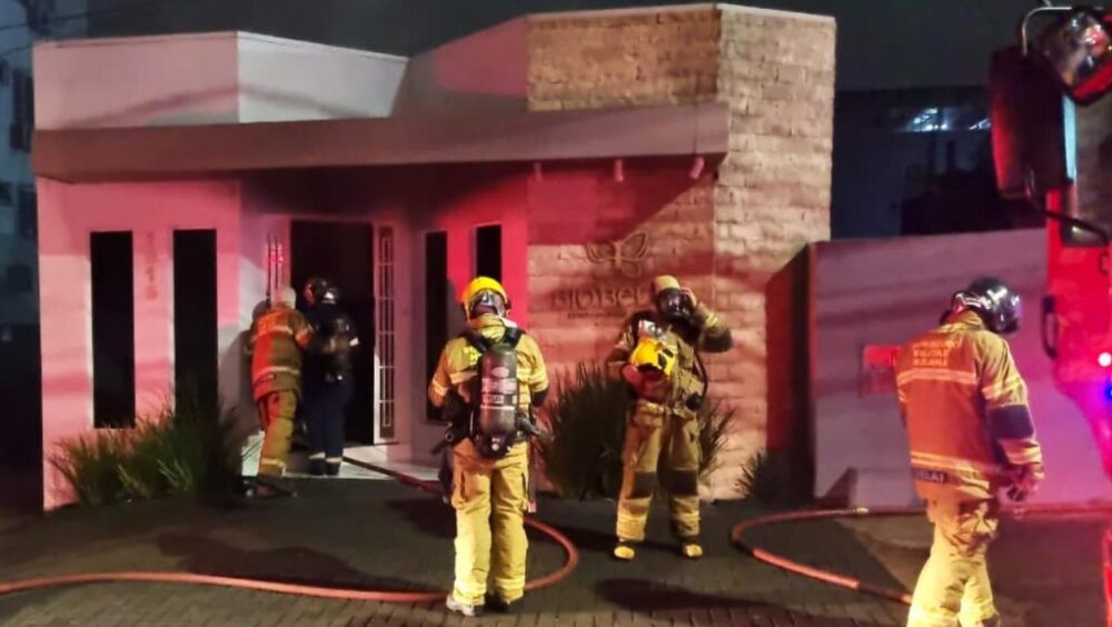 Clínica de estética é destruída por incêndio durante a madrugada no Centro de Cascavel Imagem referente a Clínica de estética é destruída por incêndio durante a madrugada no Centro de Cascavel