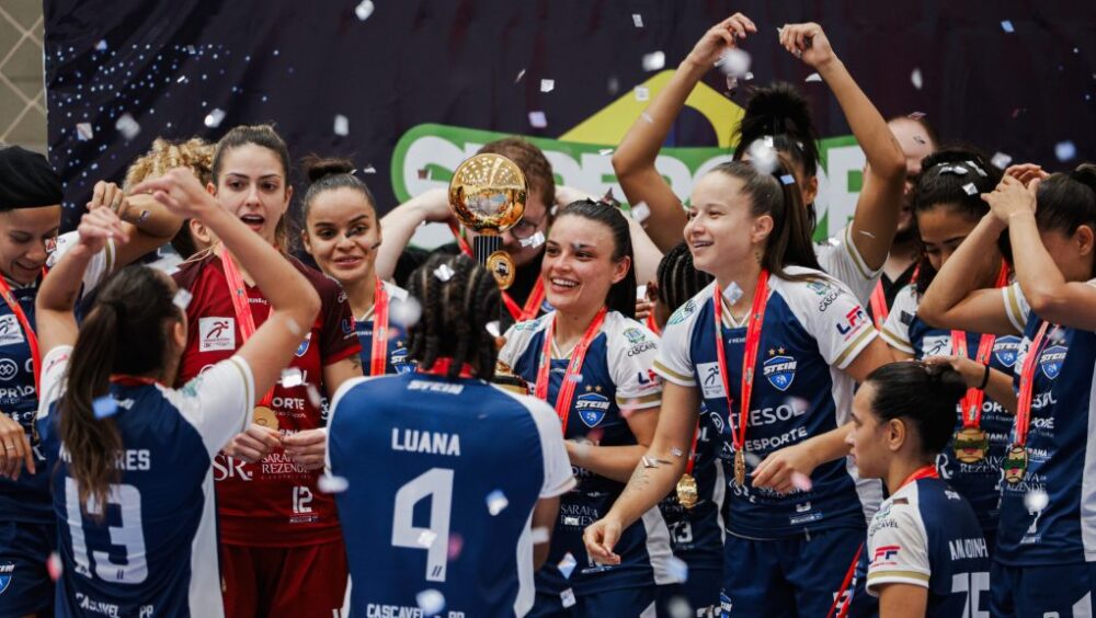 Stein Cascavel Futsal goleia Barateiro e conquista o tricampeonato da Supercopa Imagem referente a Stein Cascavel Futsal goleia Barateiro e conquista o tricampeonato da Supercopa