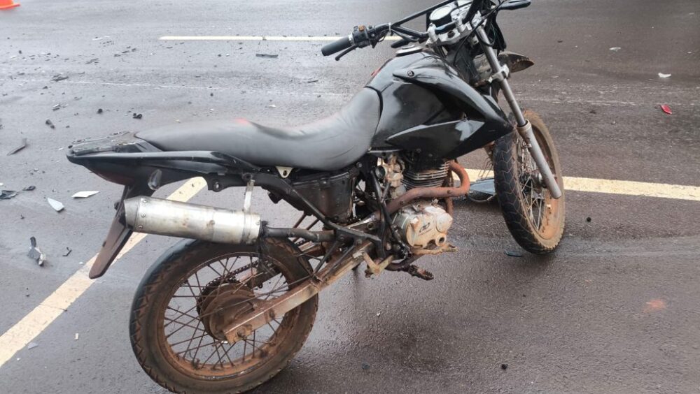 Motocicleta com diversas irregularidades é apreendida pelo PPTran em Cascavel Imagem referente a Motocicleta com diversas irregularidades é apreendida pelo PPTran em Cascavel