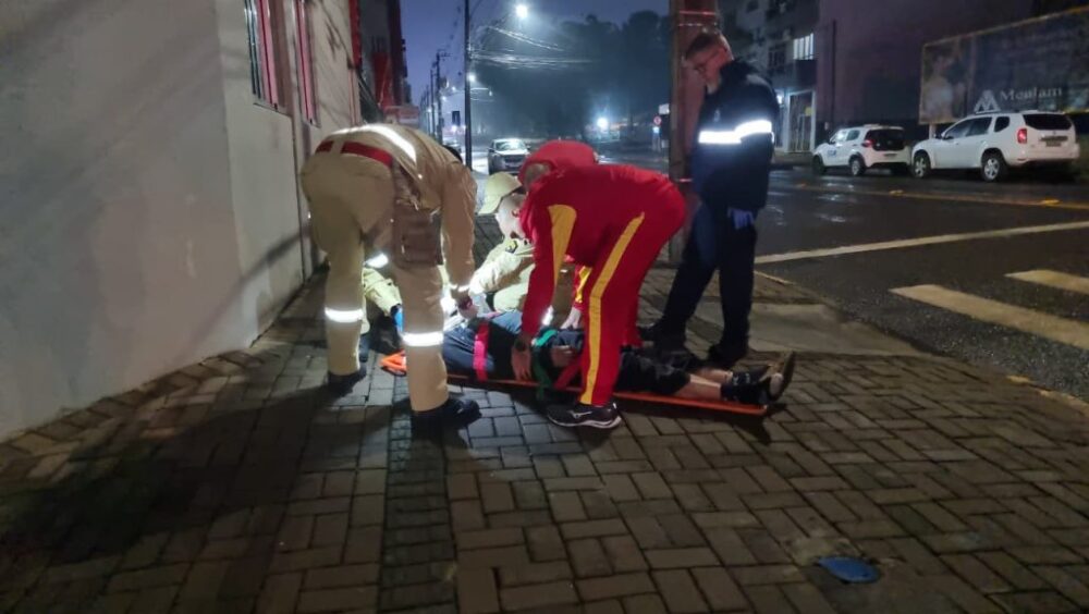 Homem é atropelado por motocicleta ao lado do quartel dos Bombeiros em Cascavel Imagem referente a Homem é atropelado por motocicleta ao lado do quartel dos Bombeiros em Cascavel
