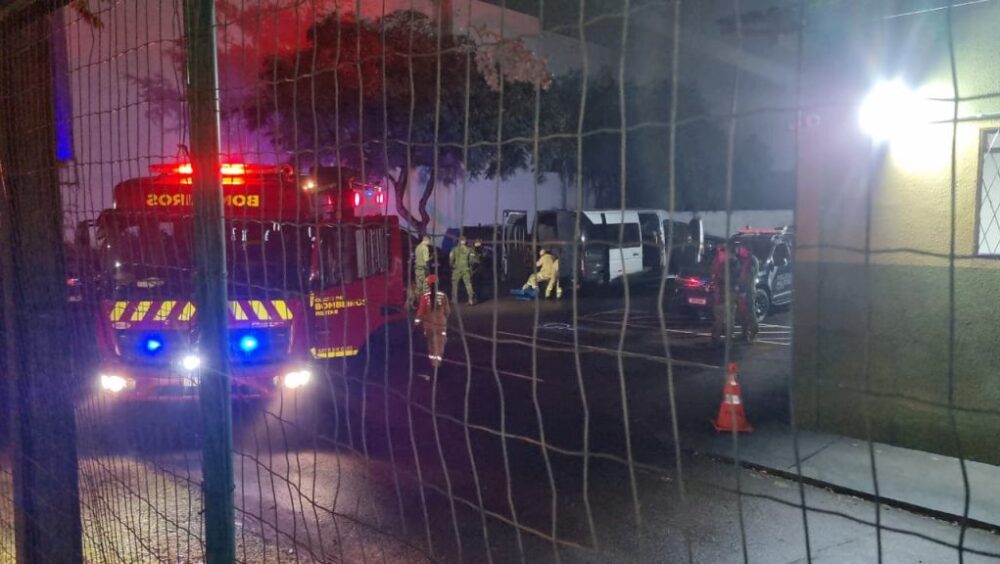 Bombeiros são acionados para realizar abertura de van com fundo falso durante abordagem do BPFRON Imagem referente a Bombeiros são acionados para realizar abertura de van com fundo falso durante abordagem do BPFRON