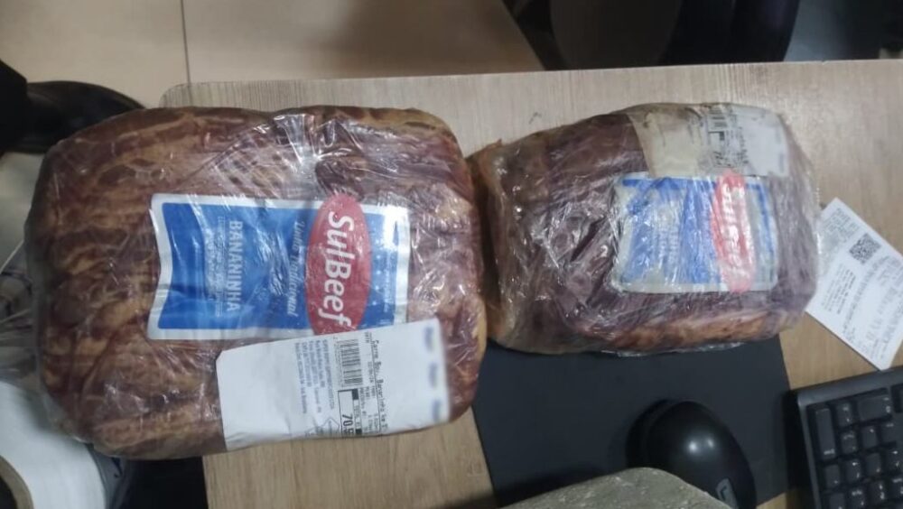 Mulher é detida após furtar pacotes de carne e desacatar policiais no Bairro Periolo, em Cascavel Imagem referente a Mulher é detida após furtar pacotes de carne e desacatar policiais no Bairro Periolo, em Cascavel