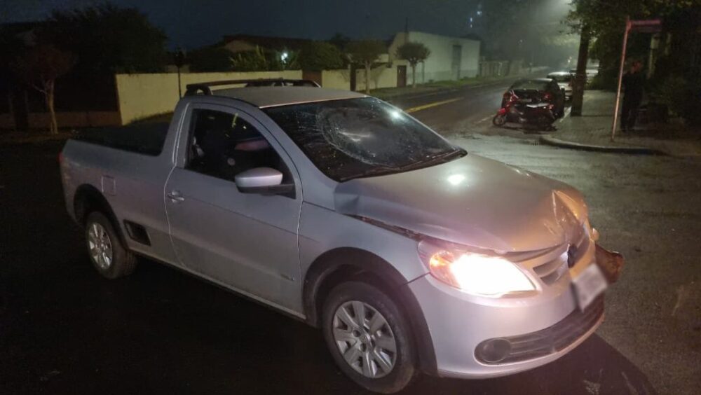 Motociclista fica ferido em acidente com Saveiro no Bairro Cancelli, em Cascavel Imagem referente a Motociclista fica ferido em acidente com Saveiro no Bairro Cancelli, em Cascavel