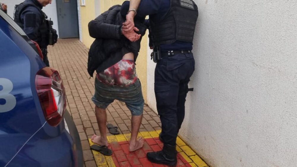 Embriagado, homem volta a ameaçar companheira de morte e acaba preso na Região do Lago Imagem referente a Embriagado, homem volta a ameaçar companheira de morte e acaba preso na Região do Lago