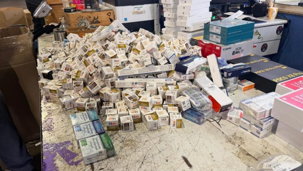 Receita Federal intercepta bagagem com R$ 1,3 milhão em emagrecedores e celulares Imagem referente a Receita Federal intercepta bagagem com R$ 1,3 milhão em emagrecedores e celulares