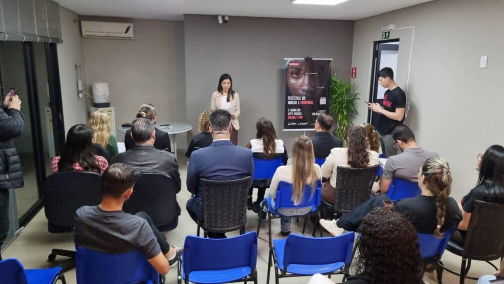 Coren-PR realiza ato de desagravo público após denúncias de agressões contra profissionais da saúde em Cascavel Imagem referente a Coren-PR realiza ato de desagravo público após denúncias de agressões contra profissionais da saúde em Cascavel