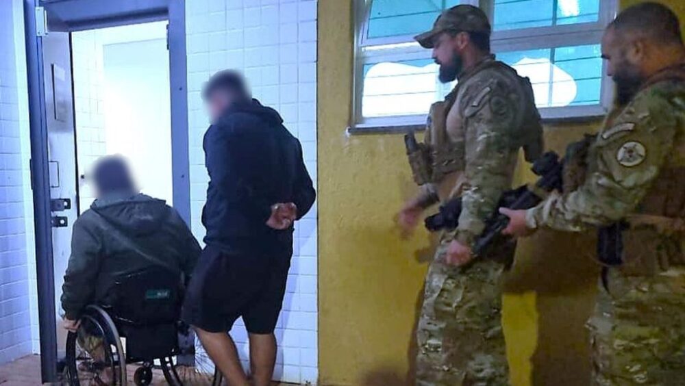 SOE conduz dois homens à Delegacia após abordagem com controle de drone próximo ao presídio em Cascavel Imagem referente a SOE conduz dois homens à Delegacia após abordagem com controle de drone próximo ao presídio em Cascavel