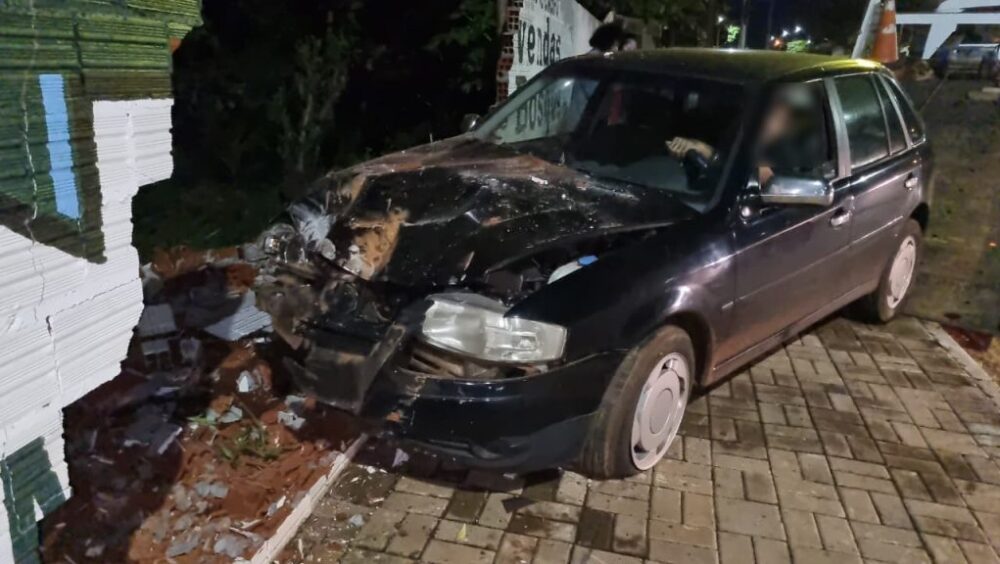 Motorista perde controle após ser fechado por motociclista e bate contra muro no Interlagos Imagem referente a Motorista perde controle após ser fechado por motociclista e bate contra muro no Interlagos