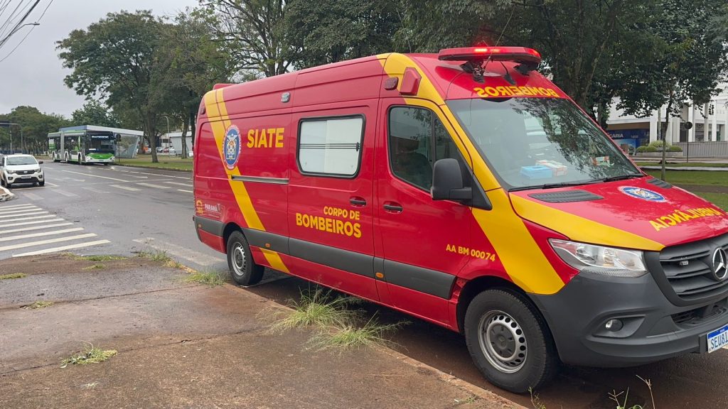 Idoso de 85 anos é socorrido ao sofrer queda dentro do ônibus do transporte coletivo Imagem referente a Idoso de 85 anos é socorrido ao sofrer queda dentro do ônibus do transporte coletivo