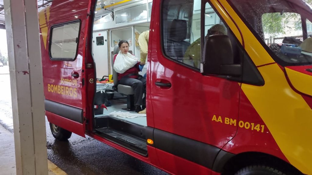 Mulher tem contusão no rosto e suspeita de fratura no braço após acidente no Terminal Sul Imagem referente a Mulher tem contusão no rosto e suspeita de fratura no braço após acidente no Terminal Sul