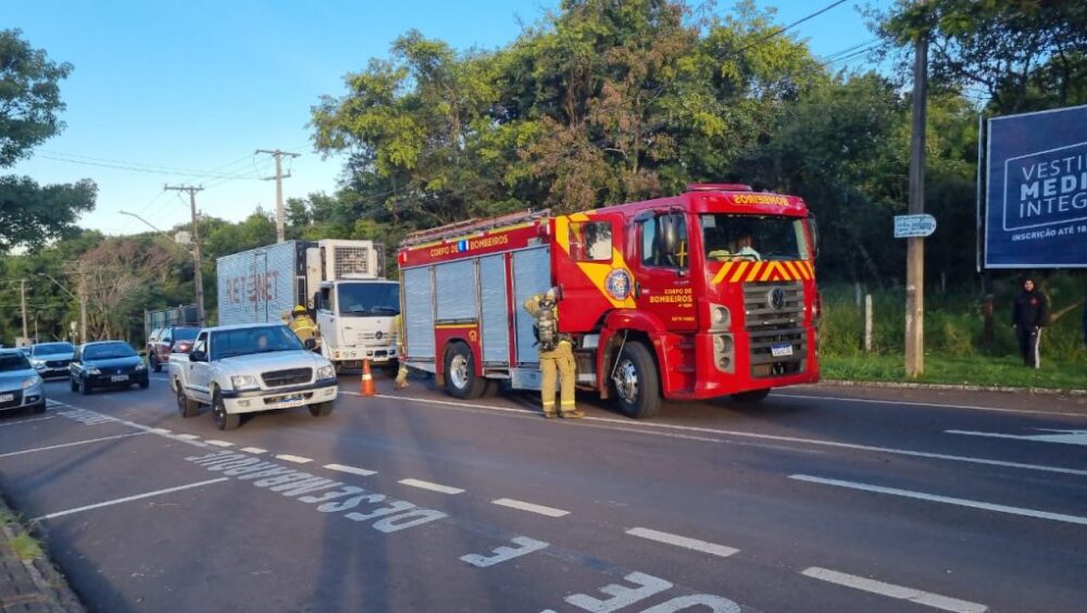 Bombeiros são acionados após câmera fria de caminhão pegar fogo Imagem referente a Bombeiros são acionados após câmera fria de caminhão pegar fogo
