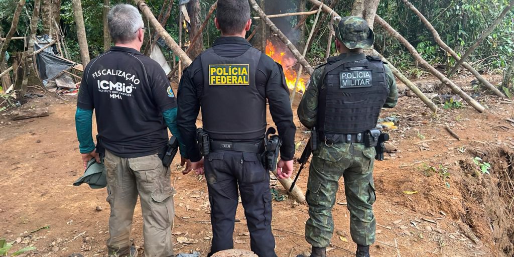 Garimpos ilegais no Amapá e Pará são alvos de operação da PF Imagem referente a Garimpos ilegais no Amapá e Pará são alvos de operação da PF