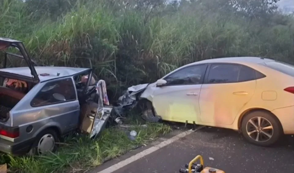Pai sobrevive, mas esposa e dois filhos morrem em grave acidente na PR-340 Imagem referente a Pai sobrevive, mas esposa e dois filhos morrem em grave acidente na PR-340